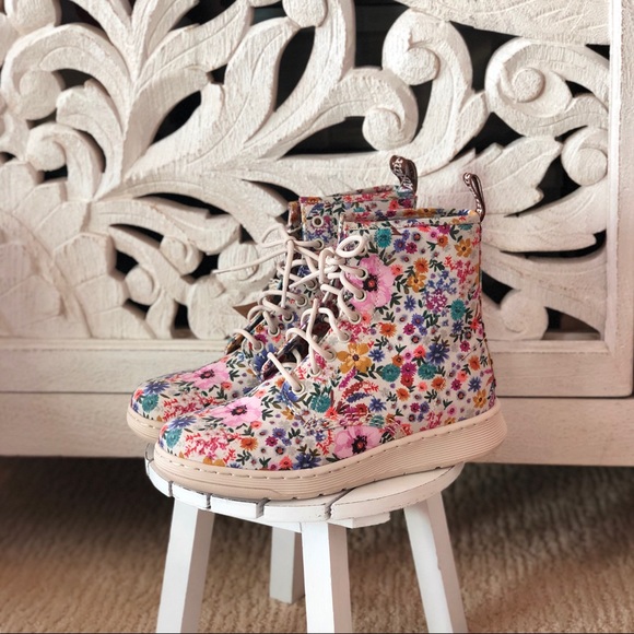 Air Wair Floral Dr. Martens - Picture 2 of 6